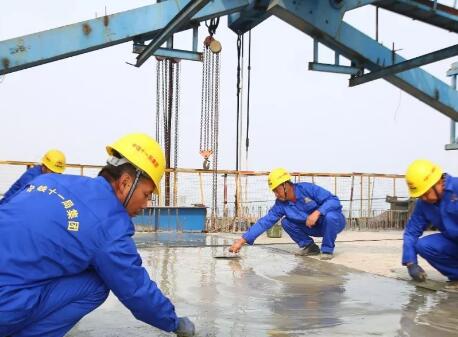 漢江大橋修建使用手拉葫蘆進行吊運作業(yè)
